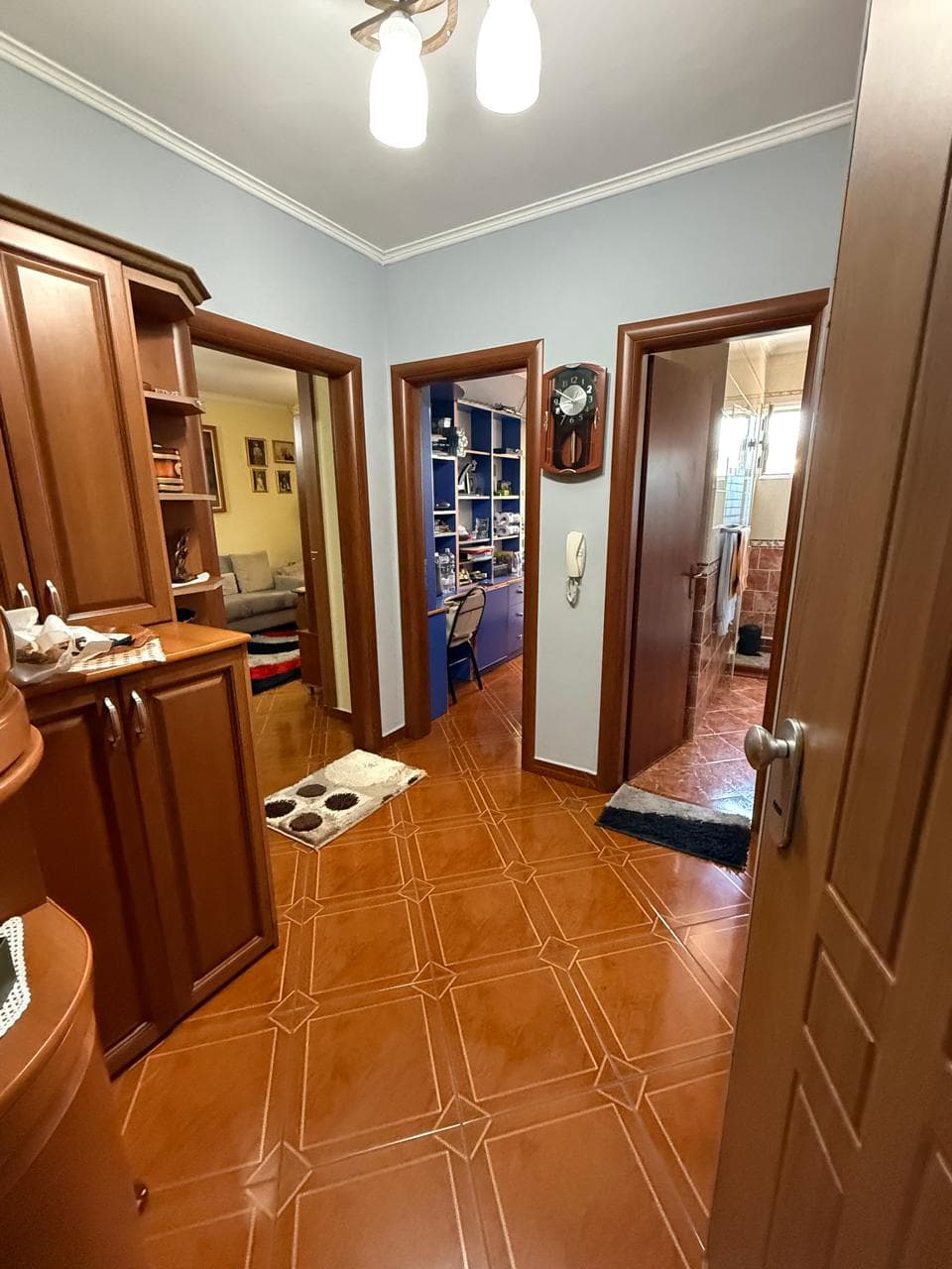 Shitet apartament 2+1 tek Komuna e Parisit 3