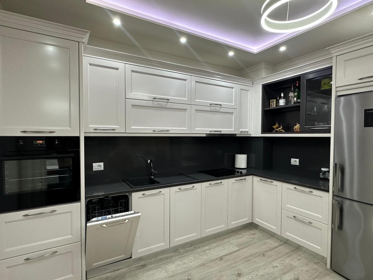 Jepet me qera Apartament 2+1+2 ne Qender 3