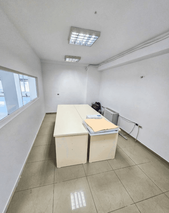 Jepet me qera ambient komercial me sipërfaqe totale 300 m² te rruga e Dibres. 4