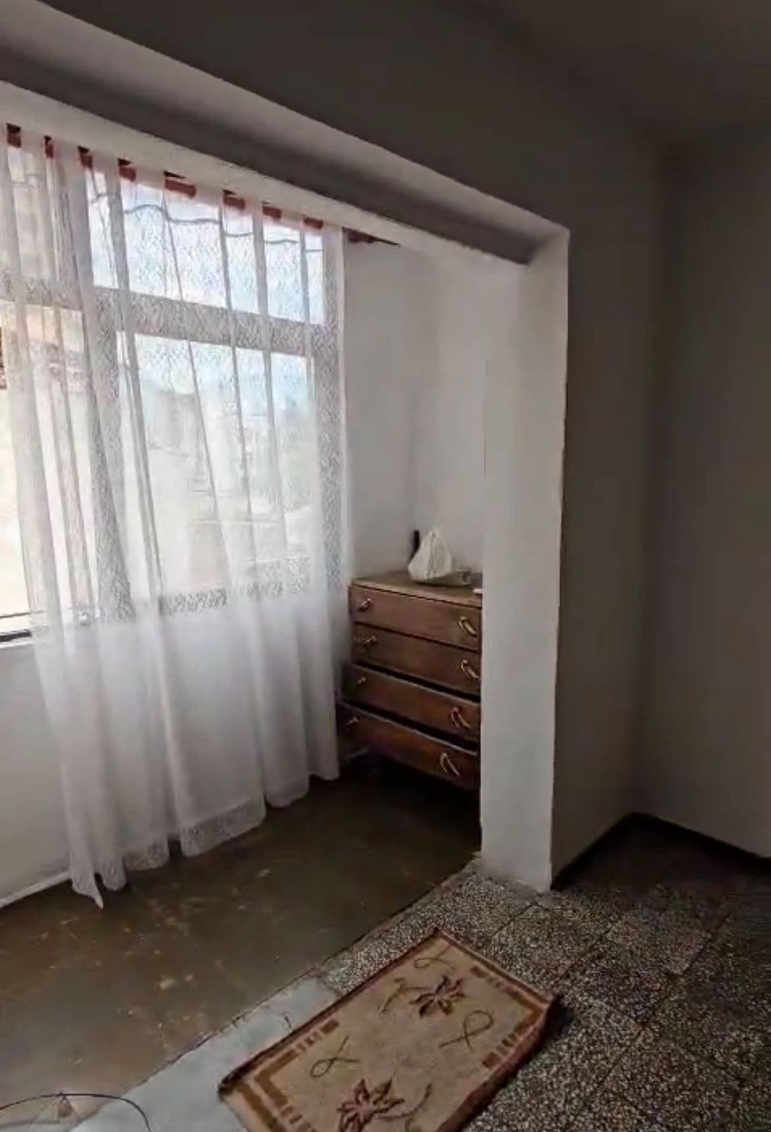 Shitet Apartament 1+1 Tek Pazari i Ri 4