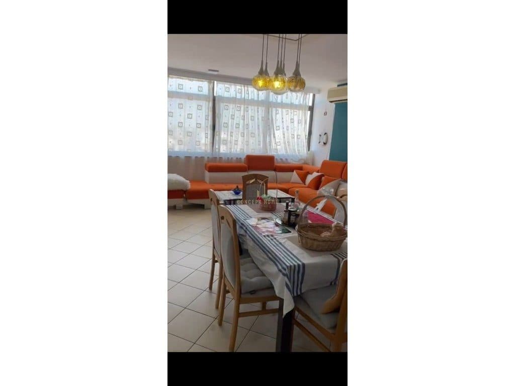 Shitet apartament 3+1+2+3 tek Rruga e Kavajes 2