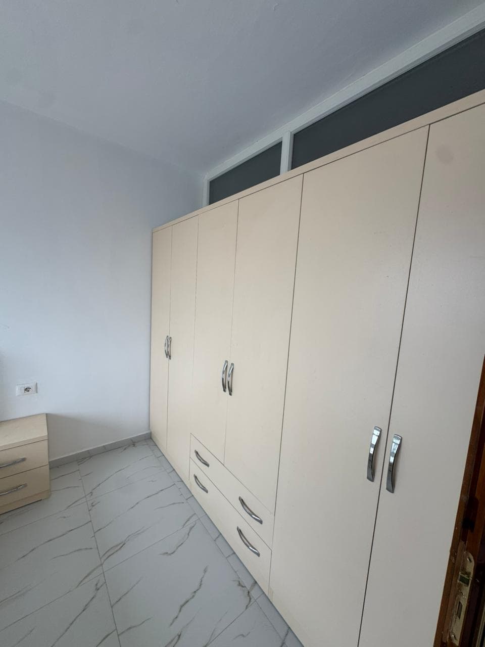 Jepet me qera Apartament 2+1 ne Bathore 4