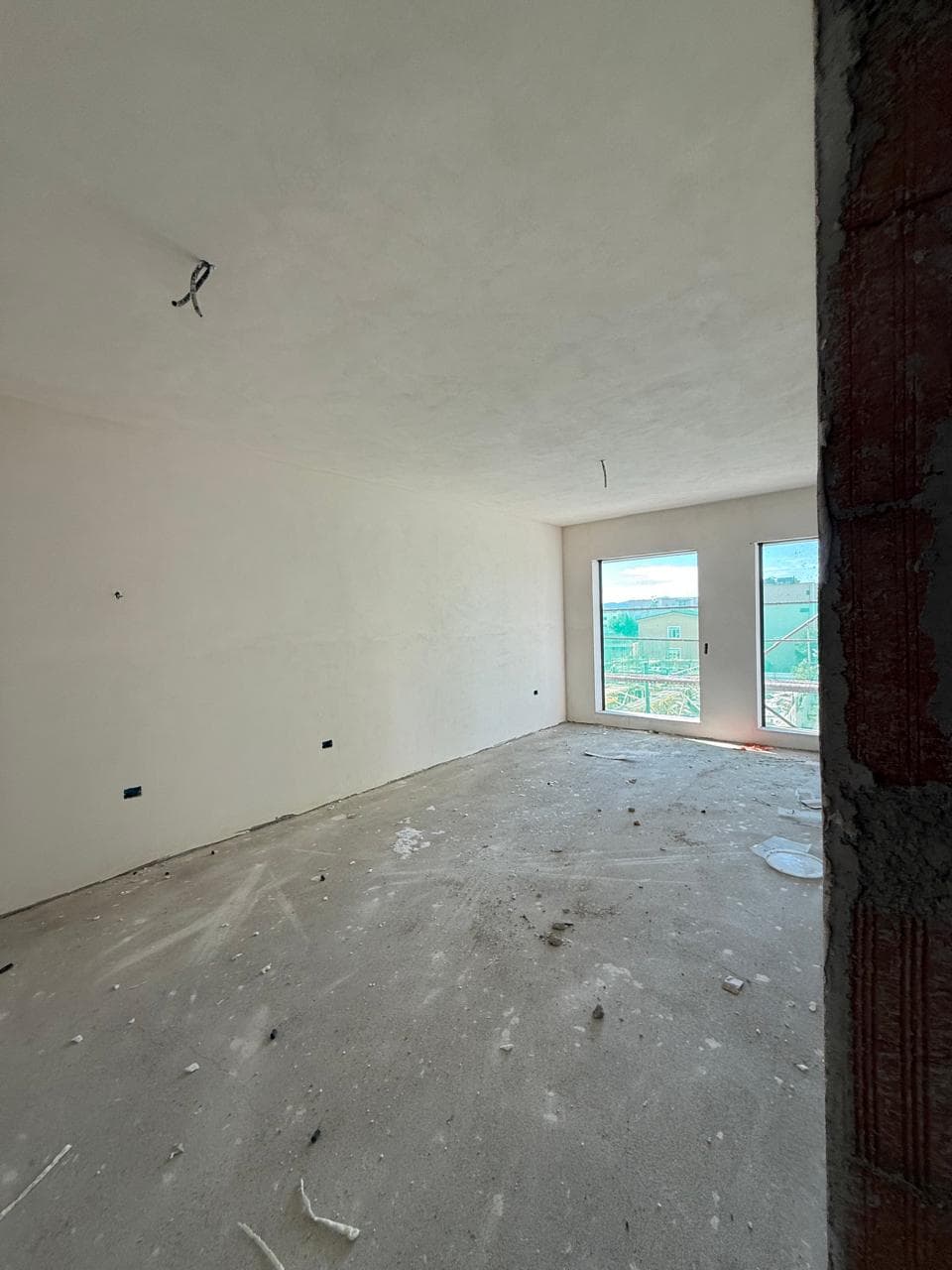 Shitet apartament 2+1+2 ne Kamez