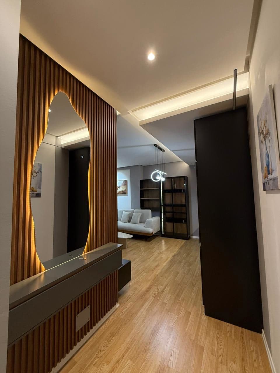 Jepet me qera apartament 2+1 ne Qender. 4