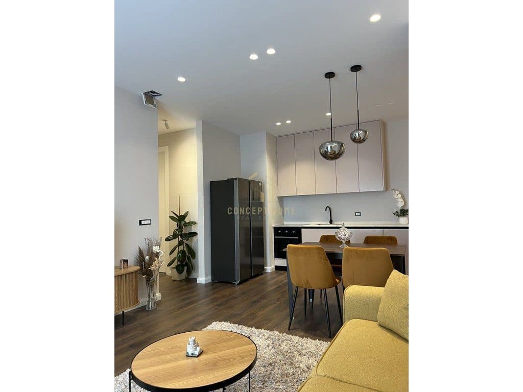 Jepet me qera apartament 2+1+2 tek Komuna e Parisit 2