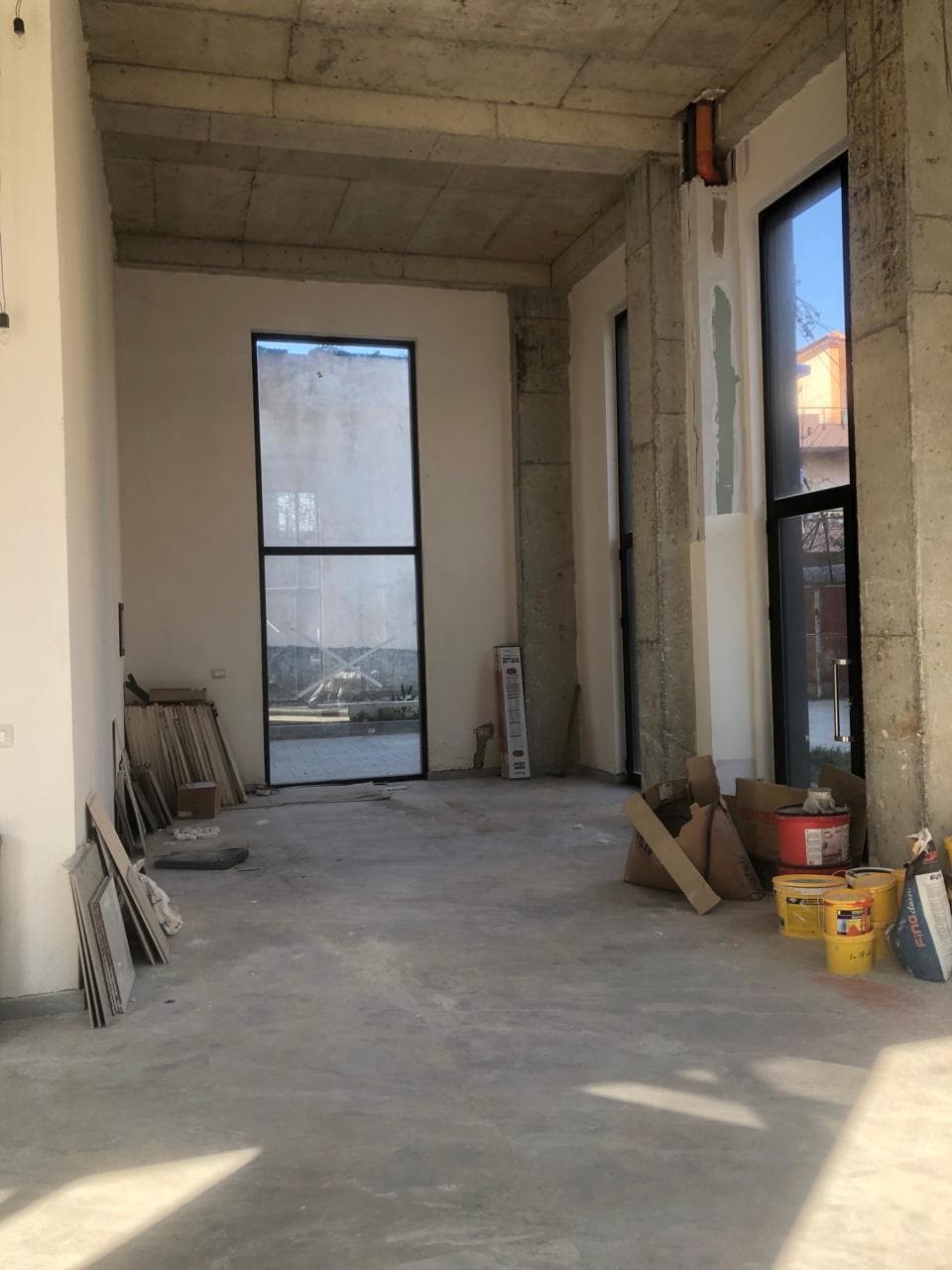 Jepet ambjent biznesi me qera tek Pazari Ri-1200euro/muaji 2