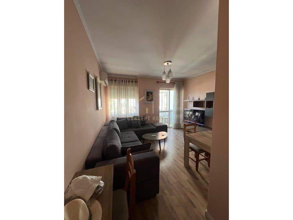 Jepet me qera apartament 2+1 tek Komuna e Parisit 2