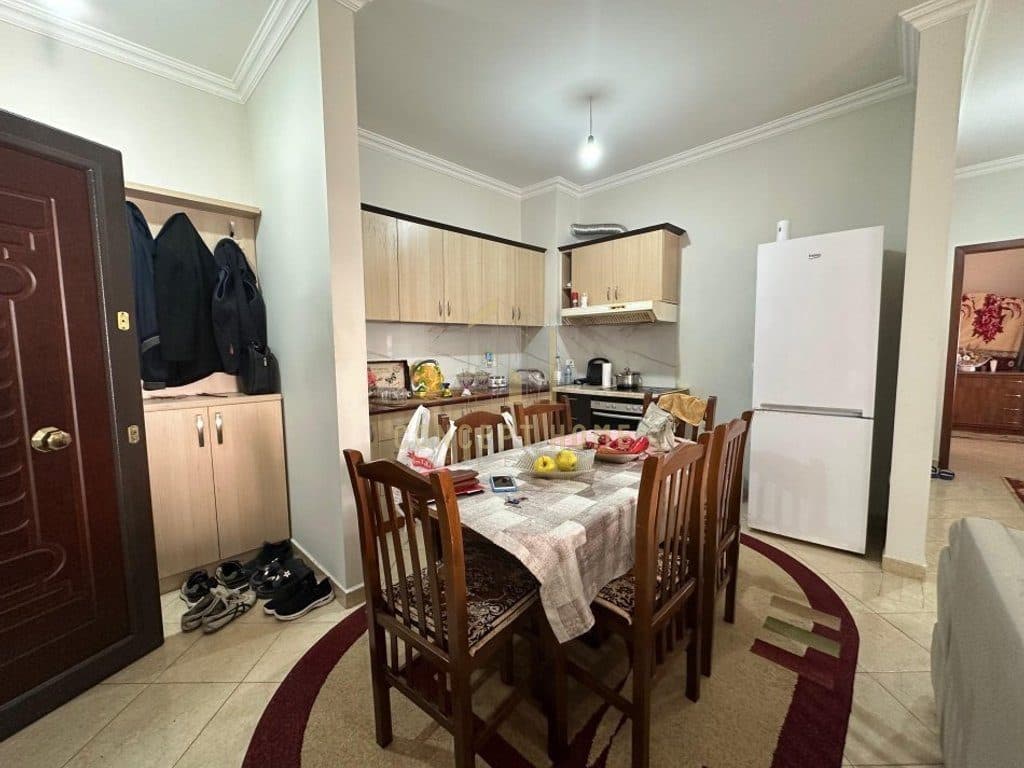 Shitet apartament 2+1 ne Kombinat 2