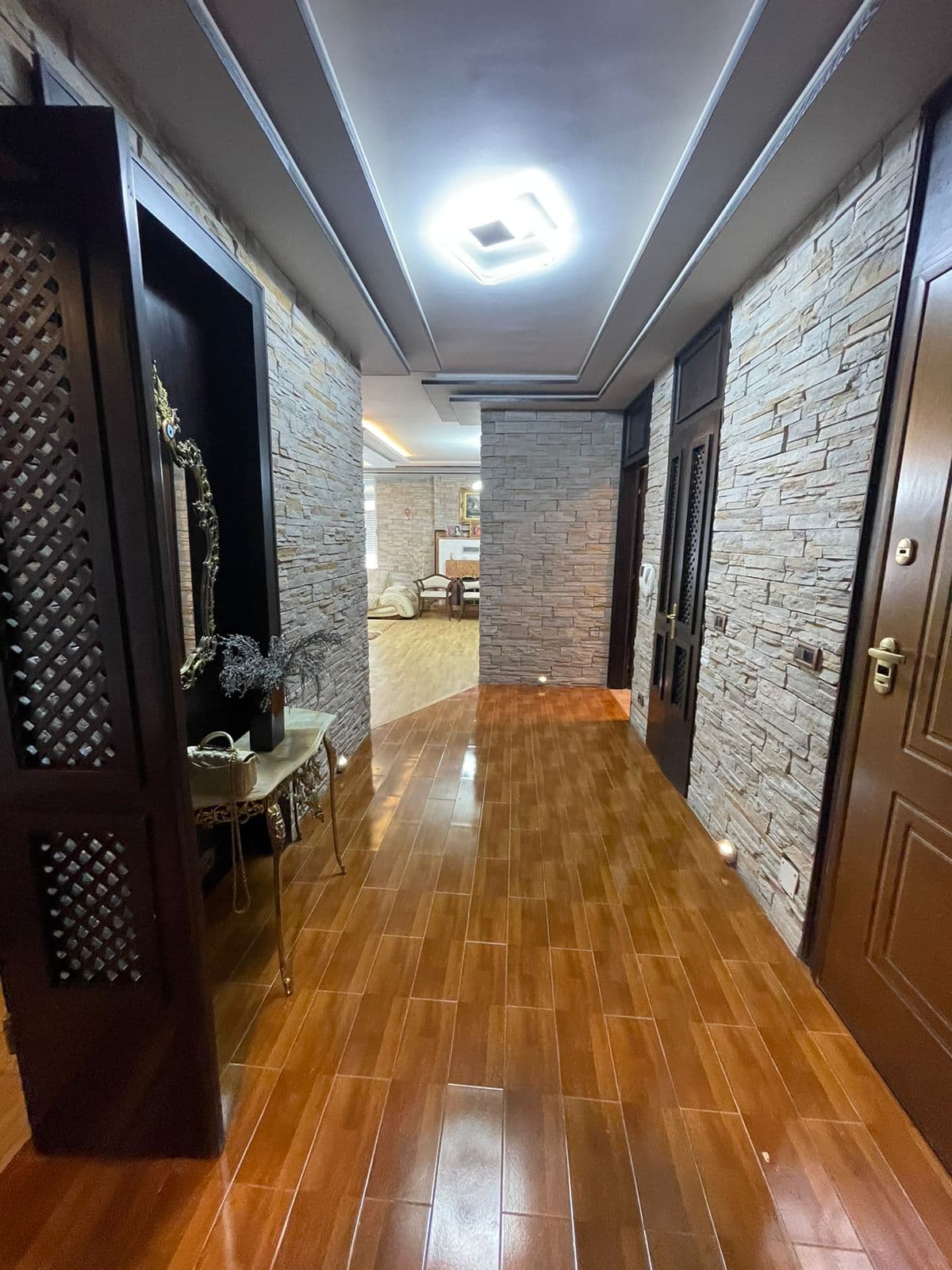 Apartament 4+2 me qira në Myslym Shyri, Tiranë - 2200€ | 300 m² 3