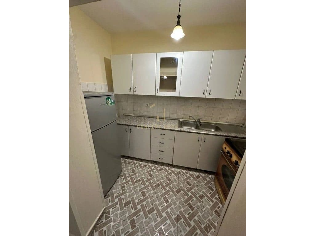 Jepet me qera apartament 2+1 tek Bulevardi Zogu i Pare. 3