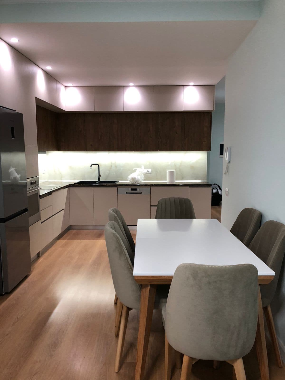Shitet apartament 2+1+2 ne Kamez