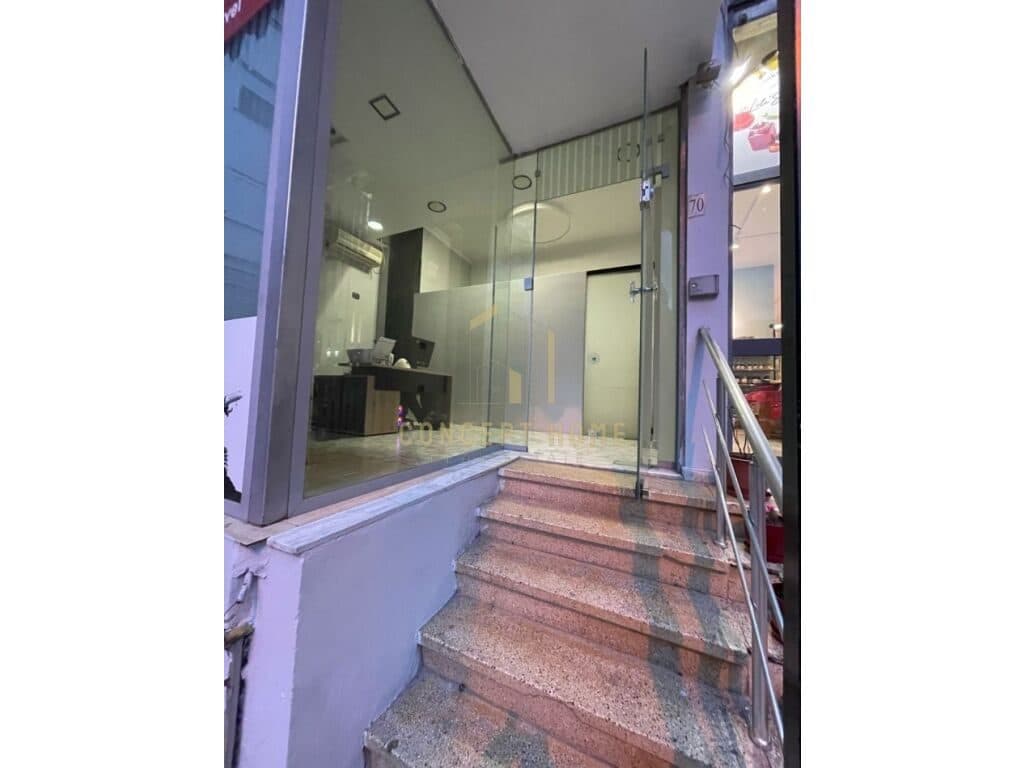 Jepet ambient me qera Te Rruga 5 Maj / 300 Euro 3