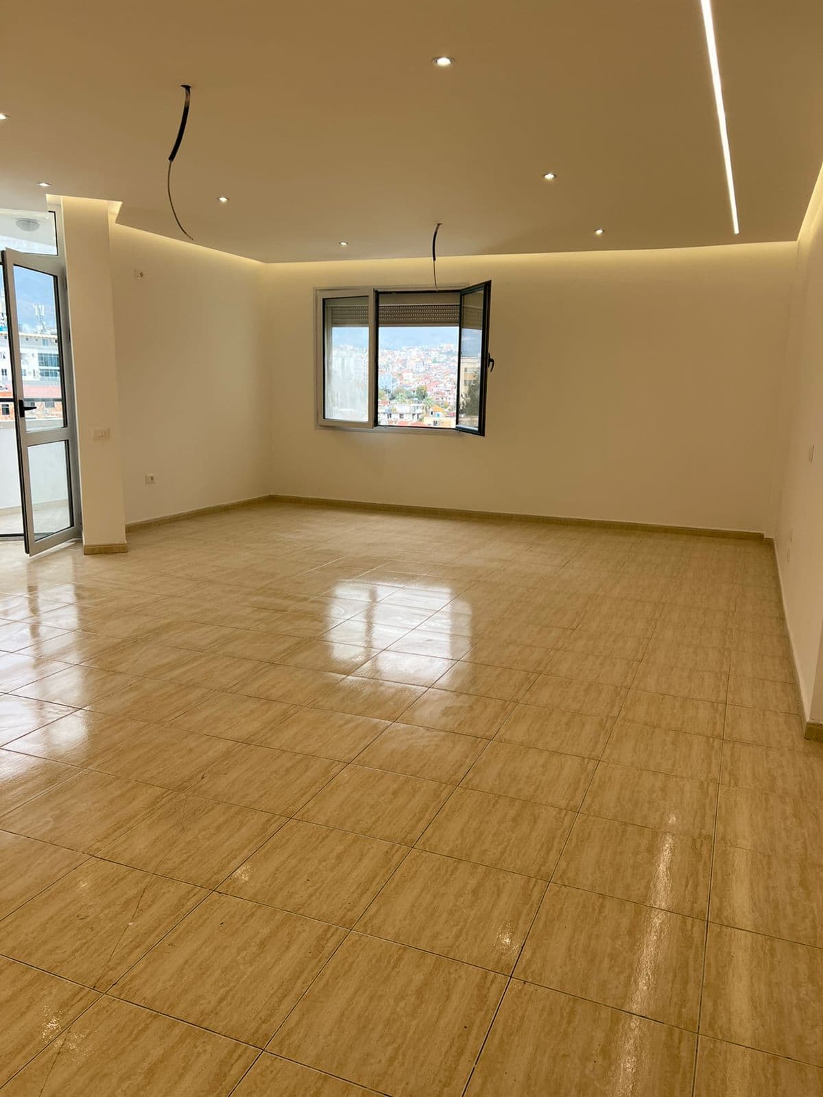 Jepet me qera ambjent biznesi /2300 euro 3