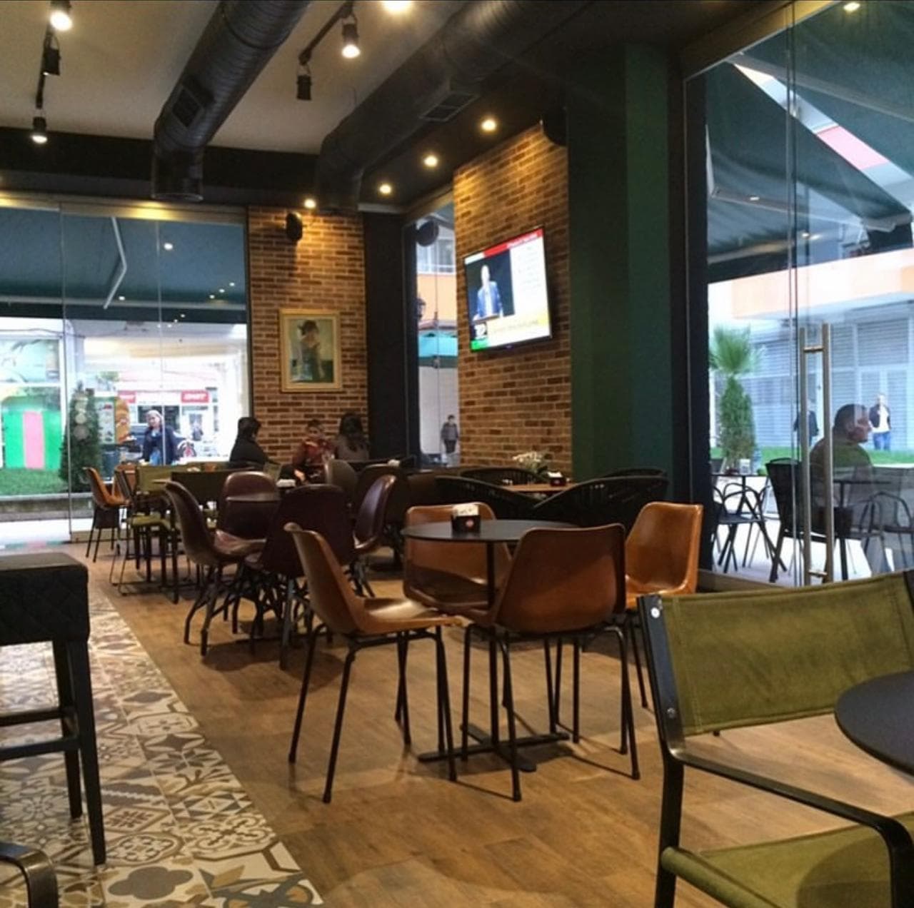 Bar/Kafe me Verande në Shitje - Rruga Jordan Misja, Tiranë 2