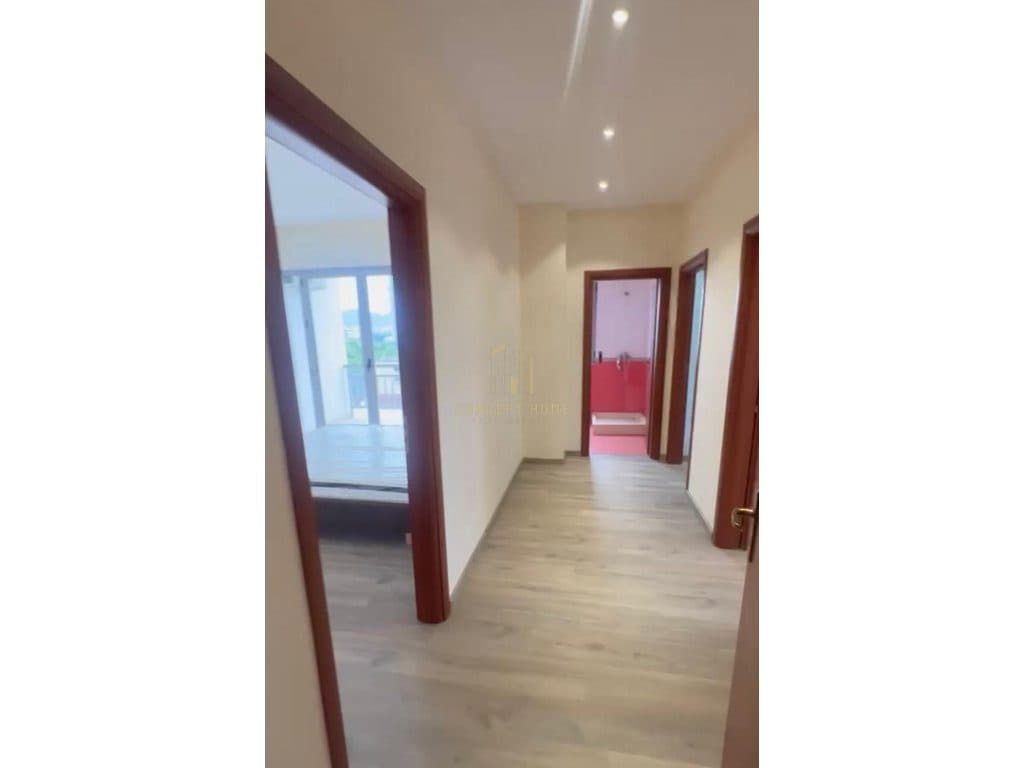 Jepet me qera apartament 3+1+2 ne Qender. 4