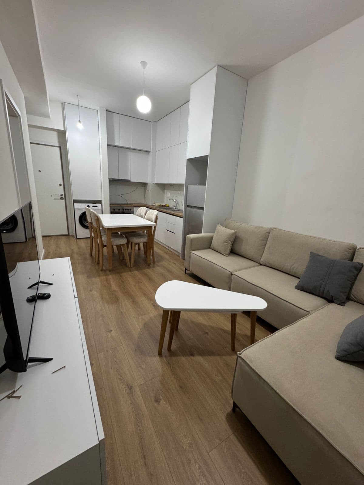 Jepet me qera Apartamenti 1+1 ne Ali Dem. 2