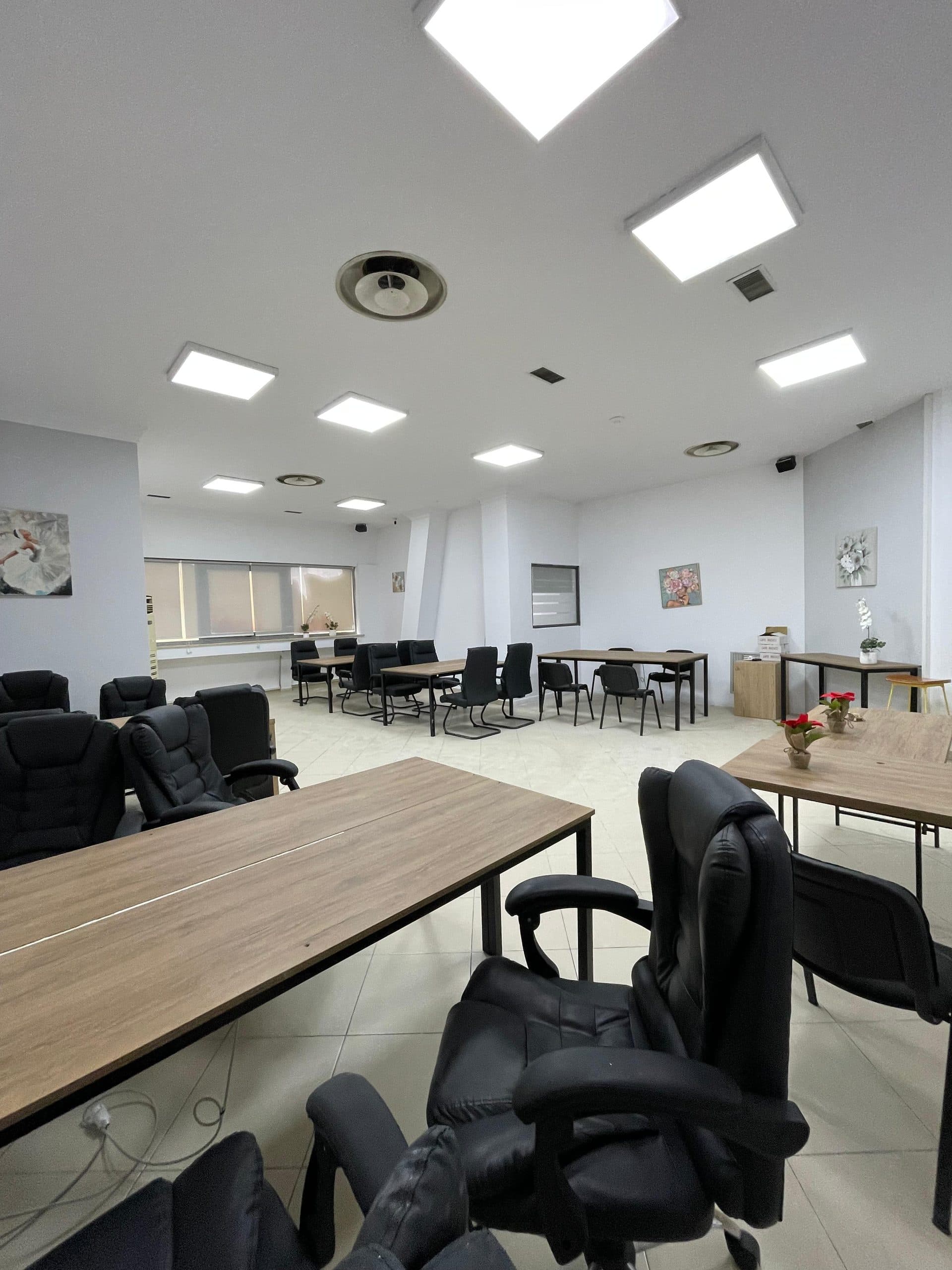 Jepet ambient biznesi me qera tek Condor Center.