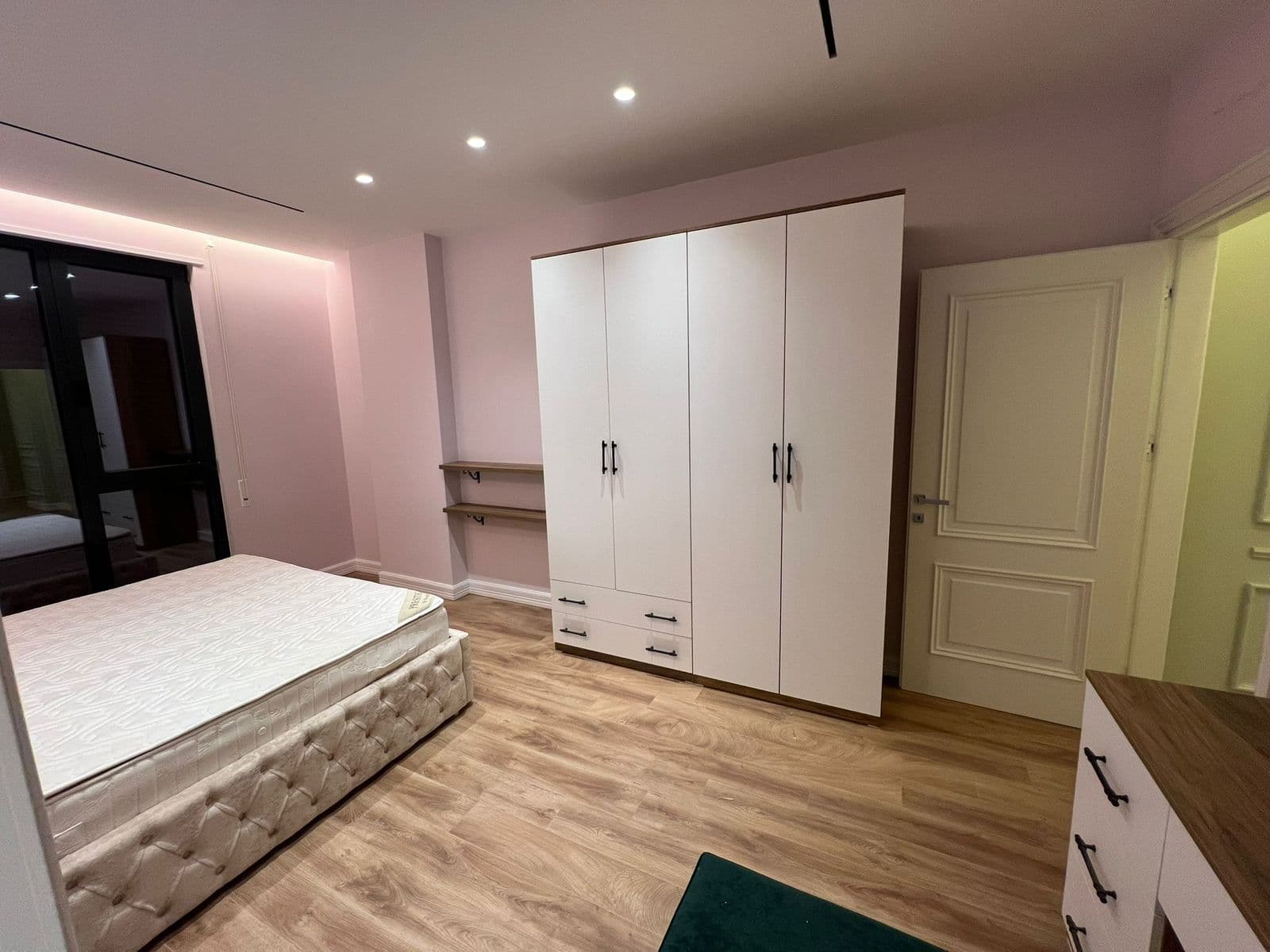 Jepet me qera apartament 3+1+2+2 ne Porcelan 4