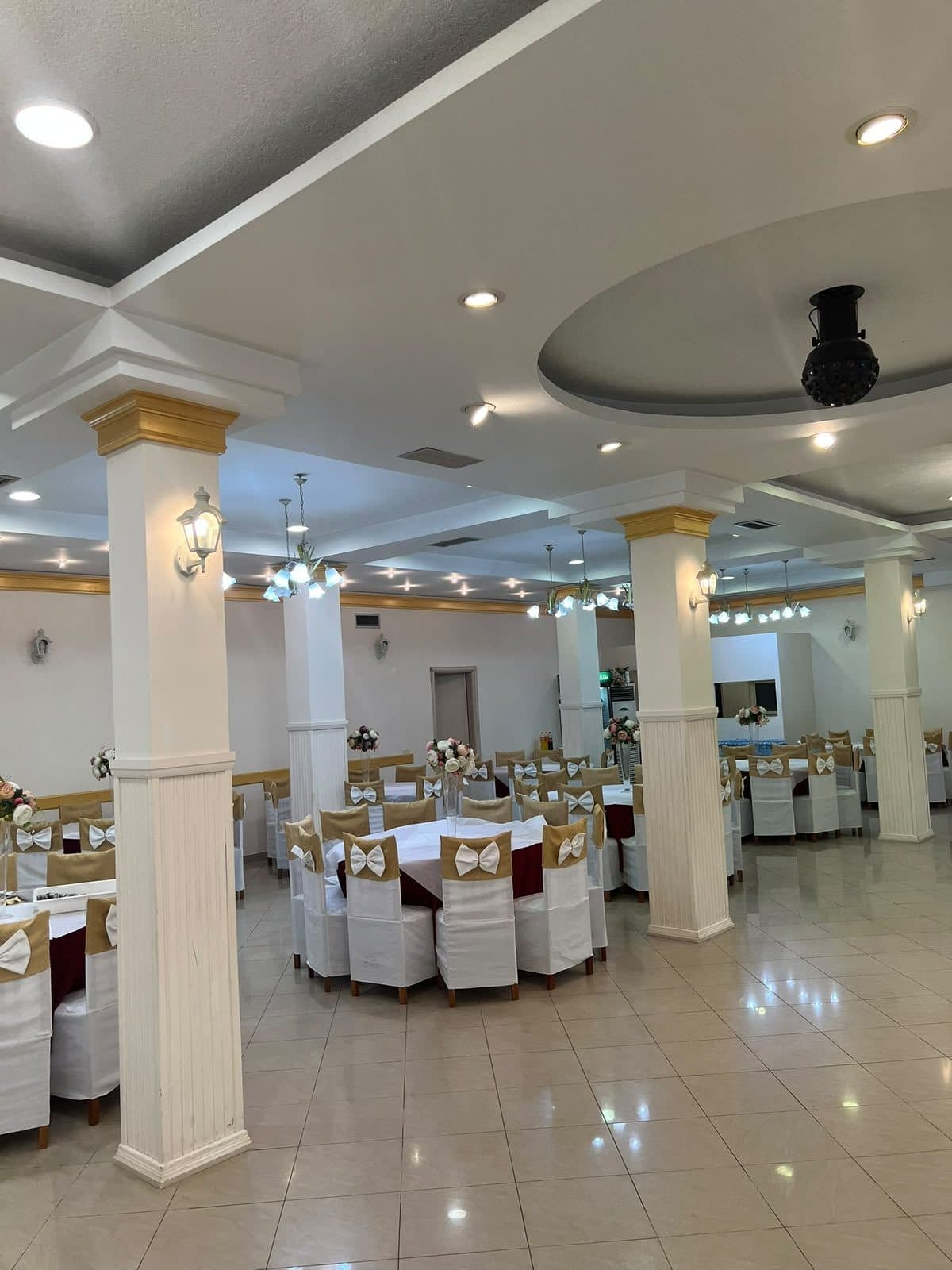 Jepen me qira 2 ambiente biznesi ( 2 Lokale) – RRUGA MANHATAN, KAMËZ 2