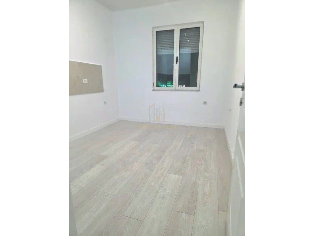 Jepet me qera ambient per zyre tek Rruga e Kavajes 4