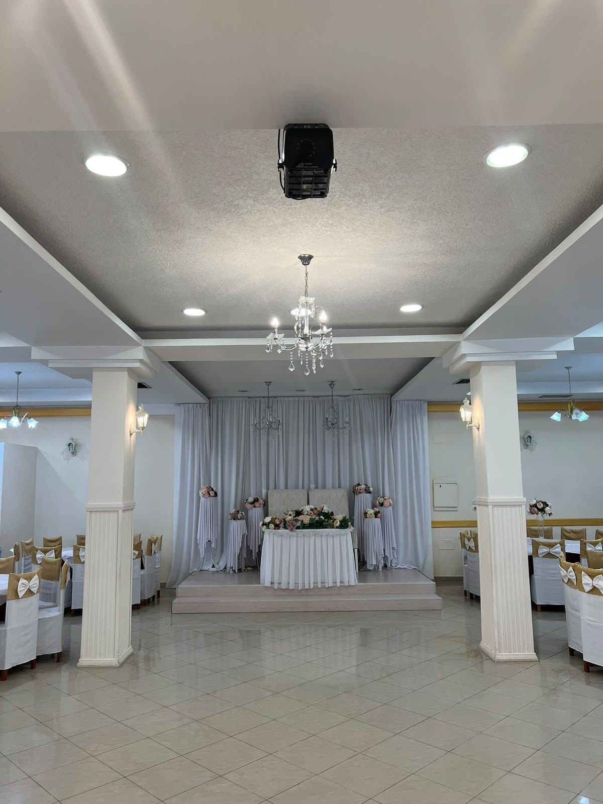 Jepen me qira 2 ambiente biznesi ( 2 Lokale) – RRUGA MANHATAN, KAMËZ 4