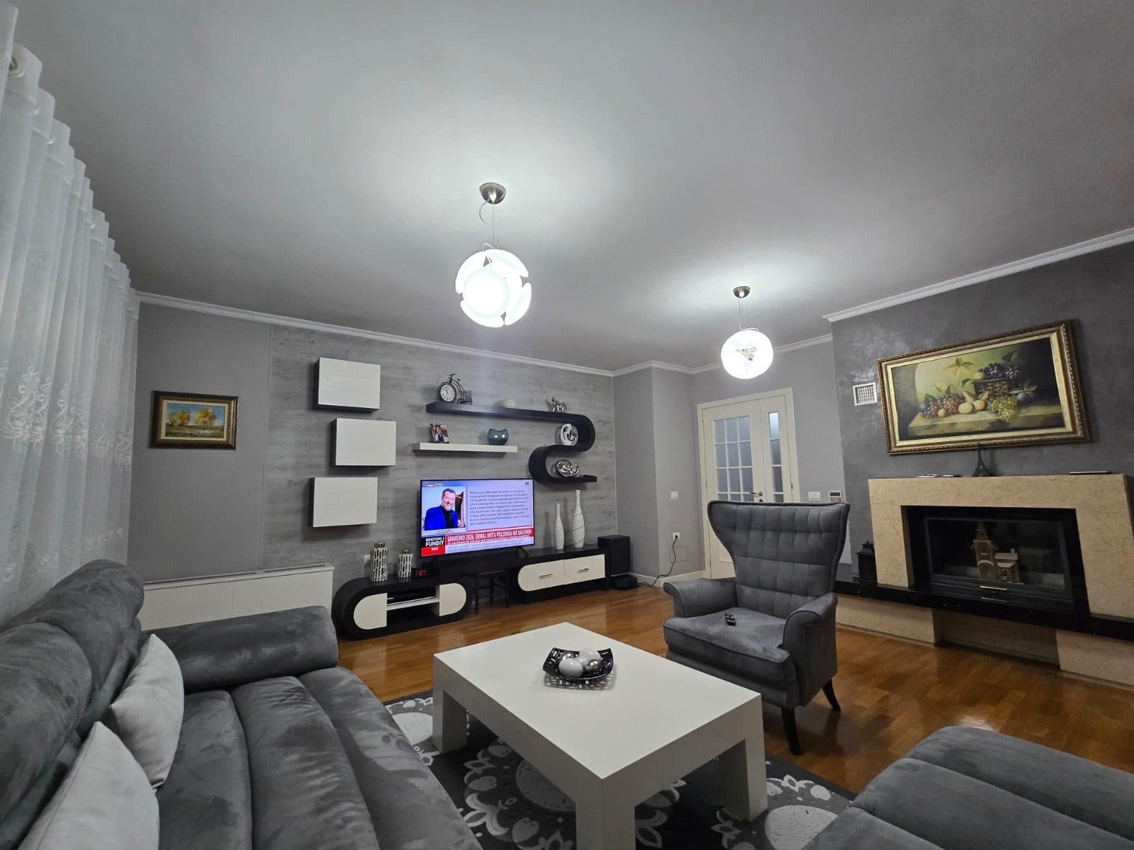 Shitet apartament 3+1 prane 21 Dhjetori 2