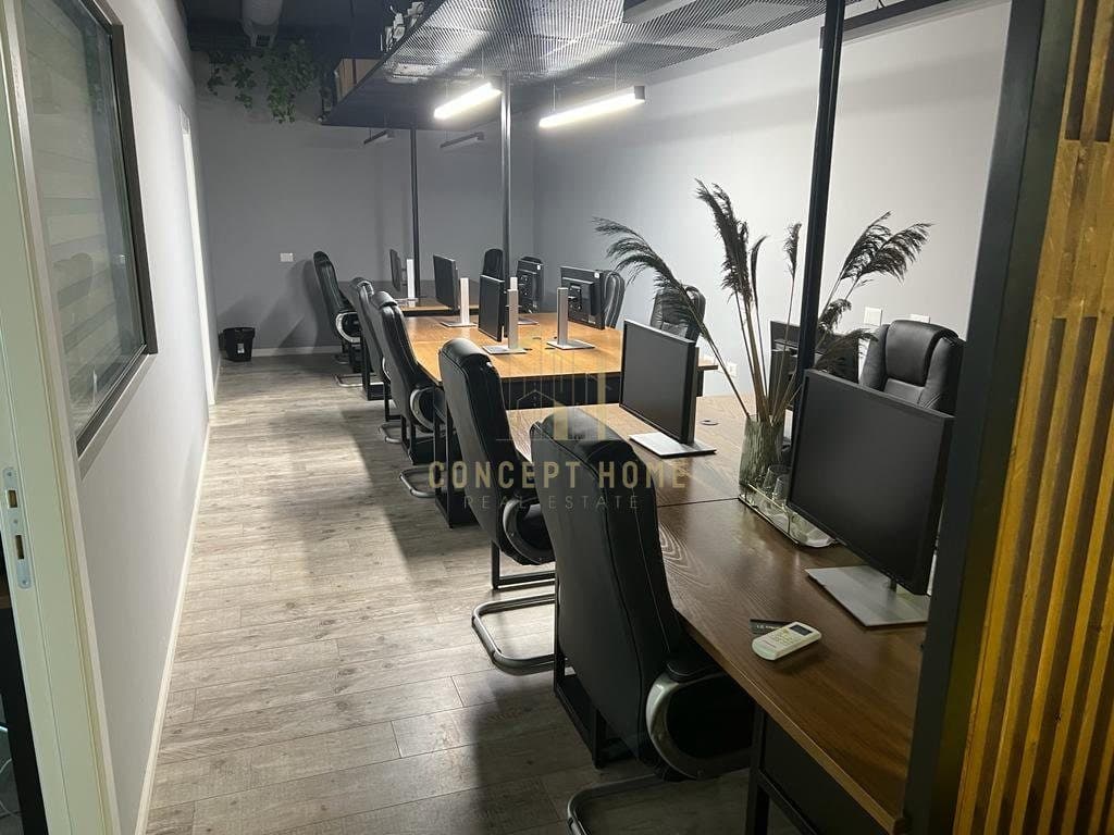 Jepet me qera ambient per Zyra i mobiluar prane 21 Dhjetorit "Square 21" 4