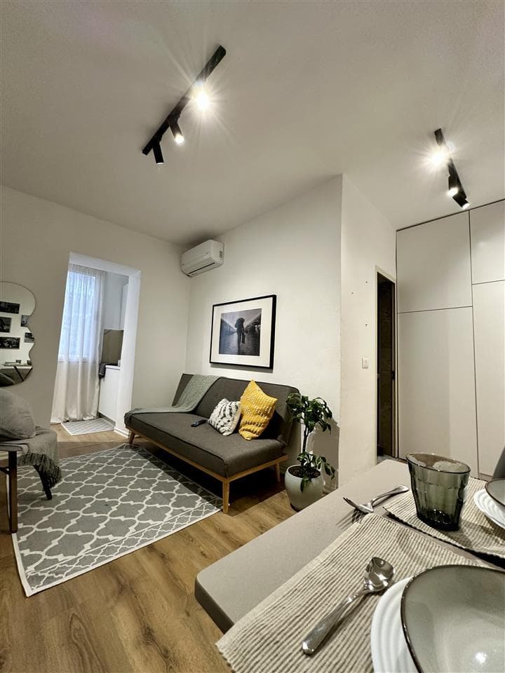 Jepet me qera super apartament 1+1 tek Komuna e Parisit