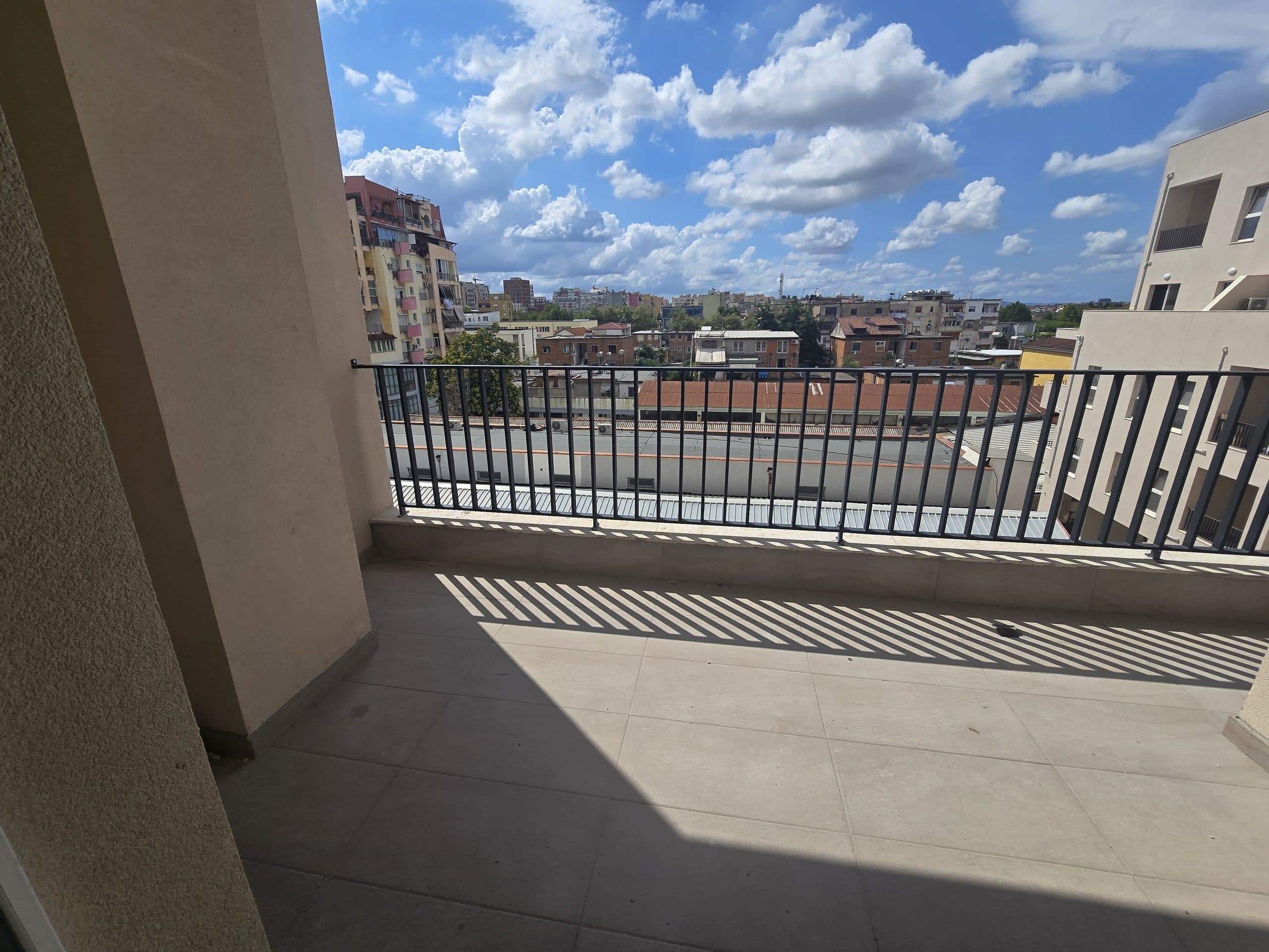 Shitet Apartament 2+1 tek Kompleksi Aura 3