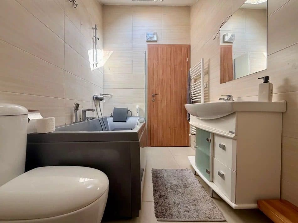 Jepet me qera apartament triplex ne Sauk. 2