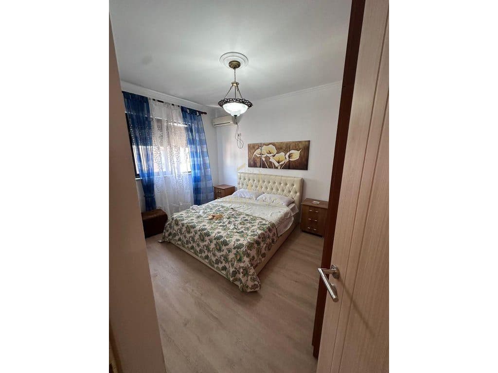 Shitet Apartament 2+1 tek Xhamlliku