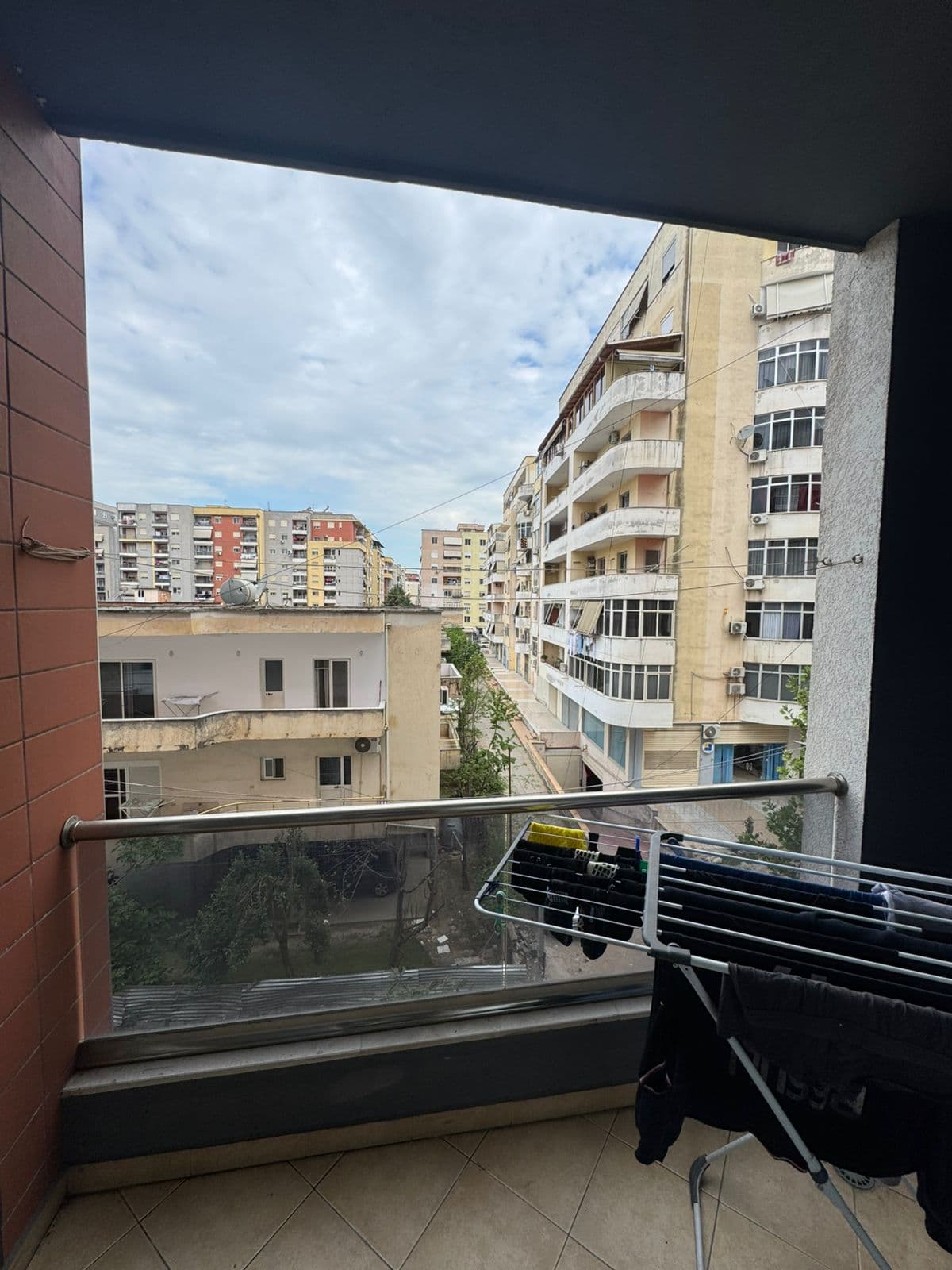 Jepet me qera apartament 1+1 ne Astir Siperfaqe :70 m2 •Kati i 2 4