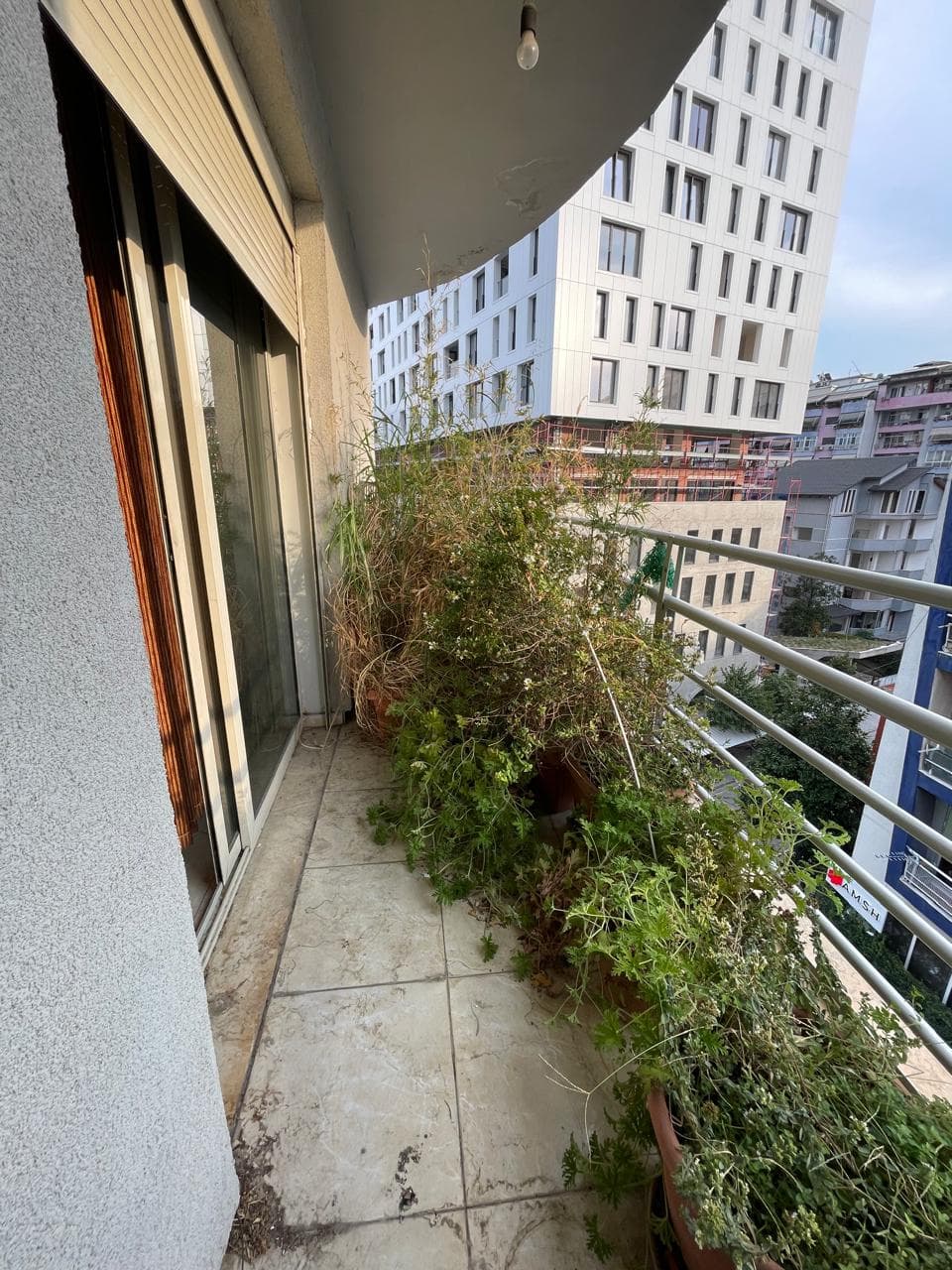 Jepet me qera apartament 2+1 tek Komuna e Parisit 3