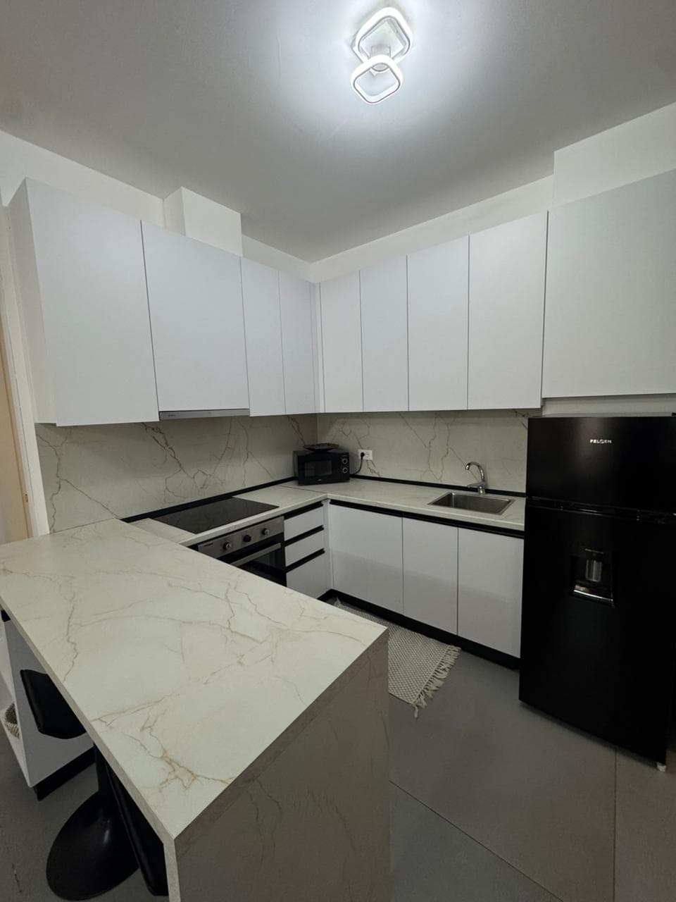 Jepet me qera apartament 2+1 + Parkim Liqeni Thate ( Forest Residence)