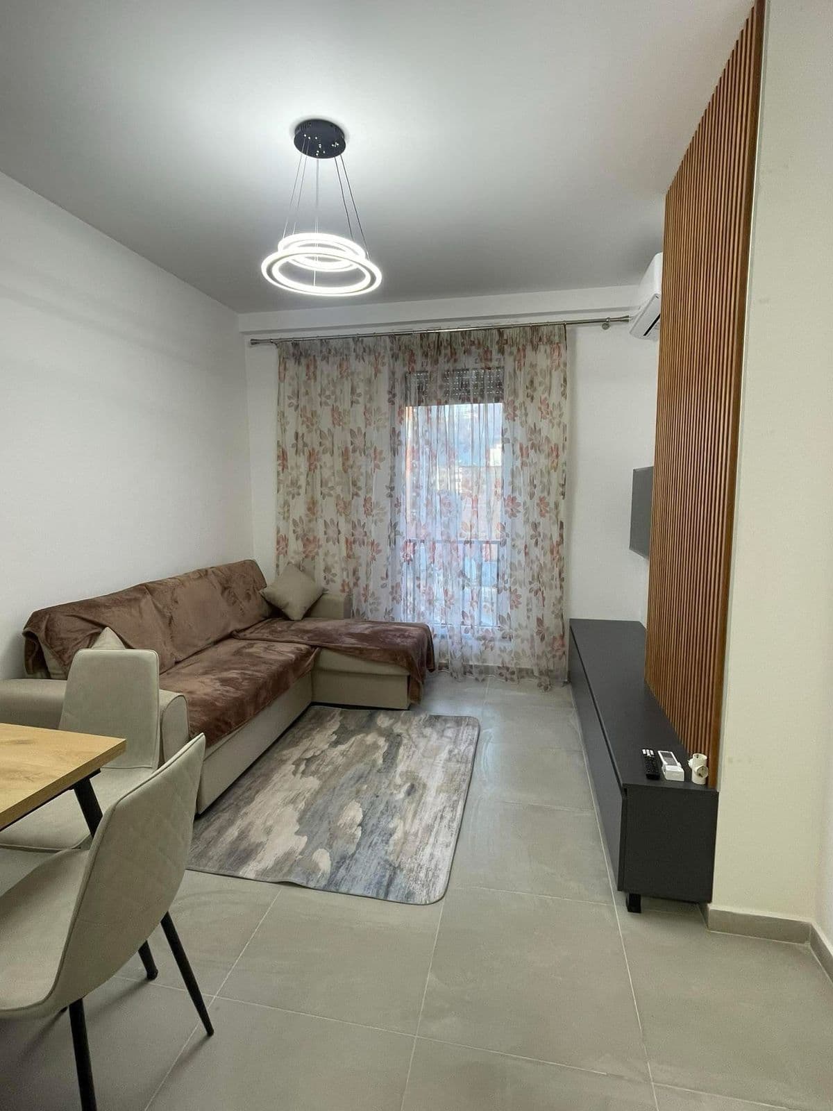 Jepet me qera apartament 1+1 Te Pazari Ri