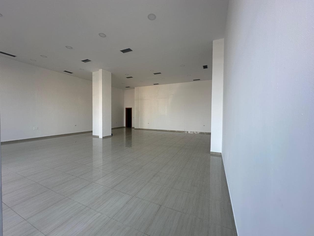 Pronë Komerciale me Qira në Kthesa e Kamzës, Tiranë - 1500€ | 106 m² 3