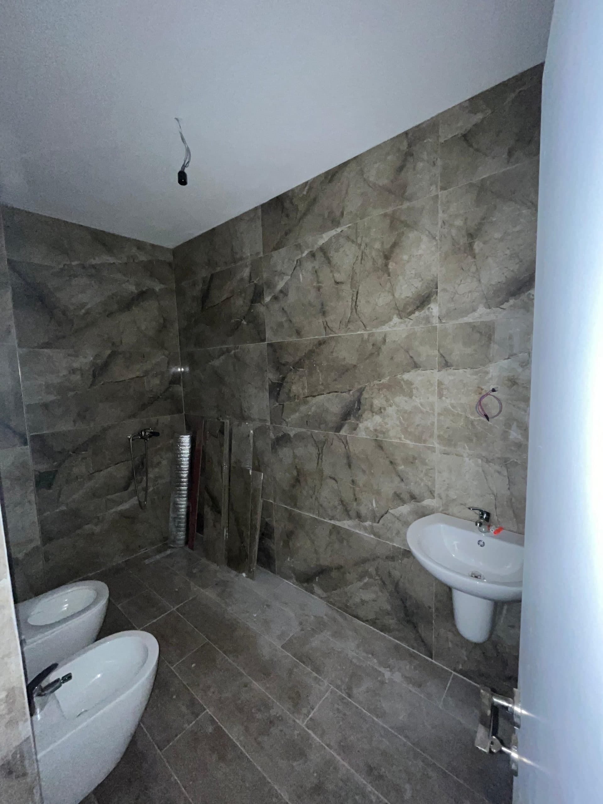 Shitet apartament 3+1+2 Tek Kodra e Diellit 4