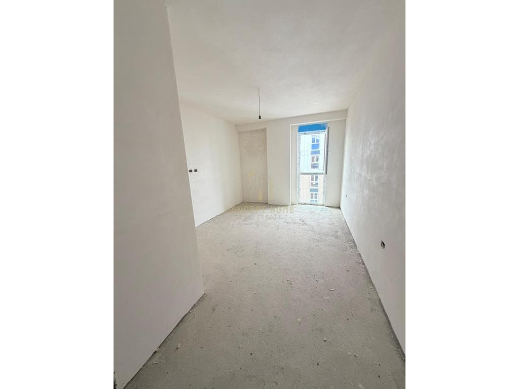 Shitet Apartament 2+1+2+Post Parkingu, tek Bulevardi i Ri 2
