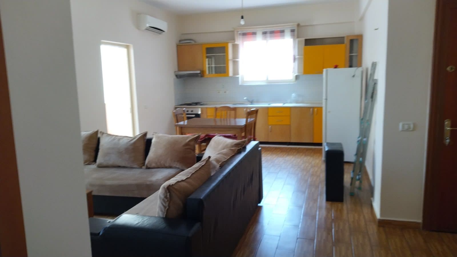 Jepet me qera apartament 1+1 tek Komuna e Parisit