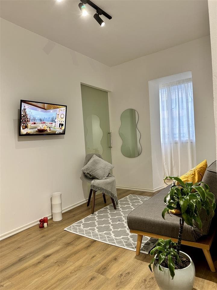 Jepet me qera super apartament 1+1 tek Komuna e Parisit 2