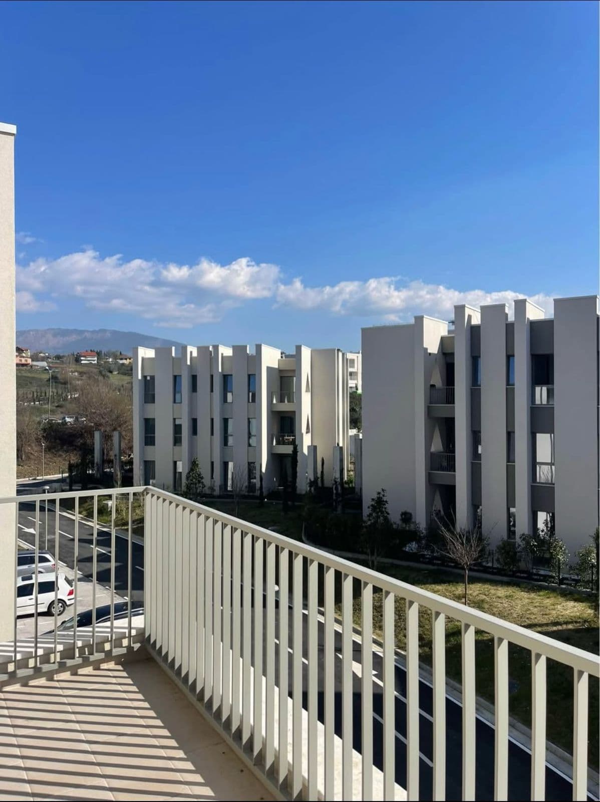 Jepet me qera apartament 2+1+2 tek Liqeni i Thate 2