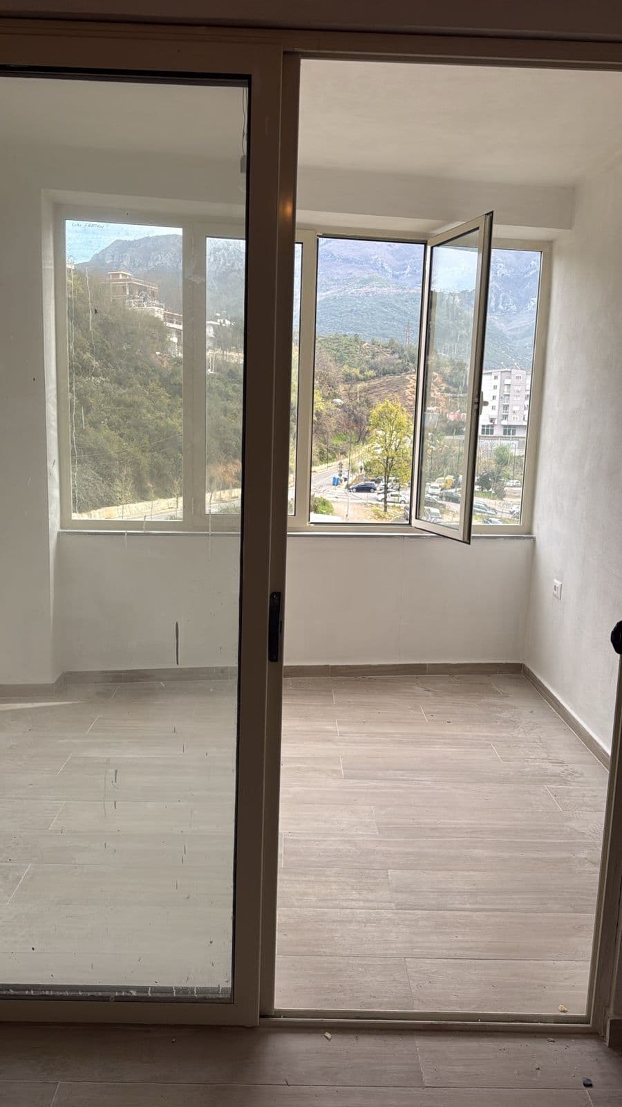 Shitet apartament 2+1 i pa mobiluar ne Fresk