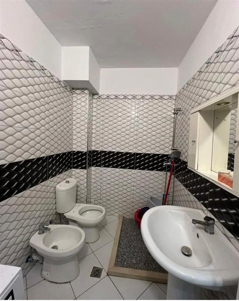 Shitet apartament Ne Xhamllik 2