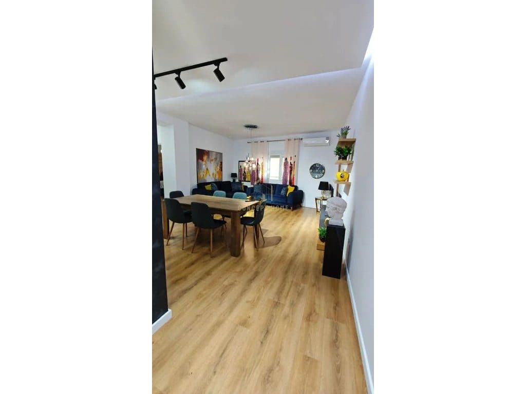Jepet apartament 2+1+2 me qera tek Komuna e Parisit. Komuna e Parisit/Stadiumi 3