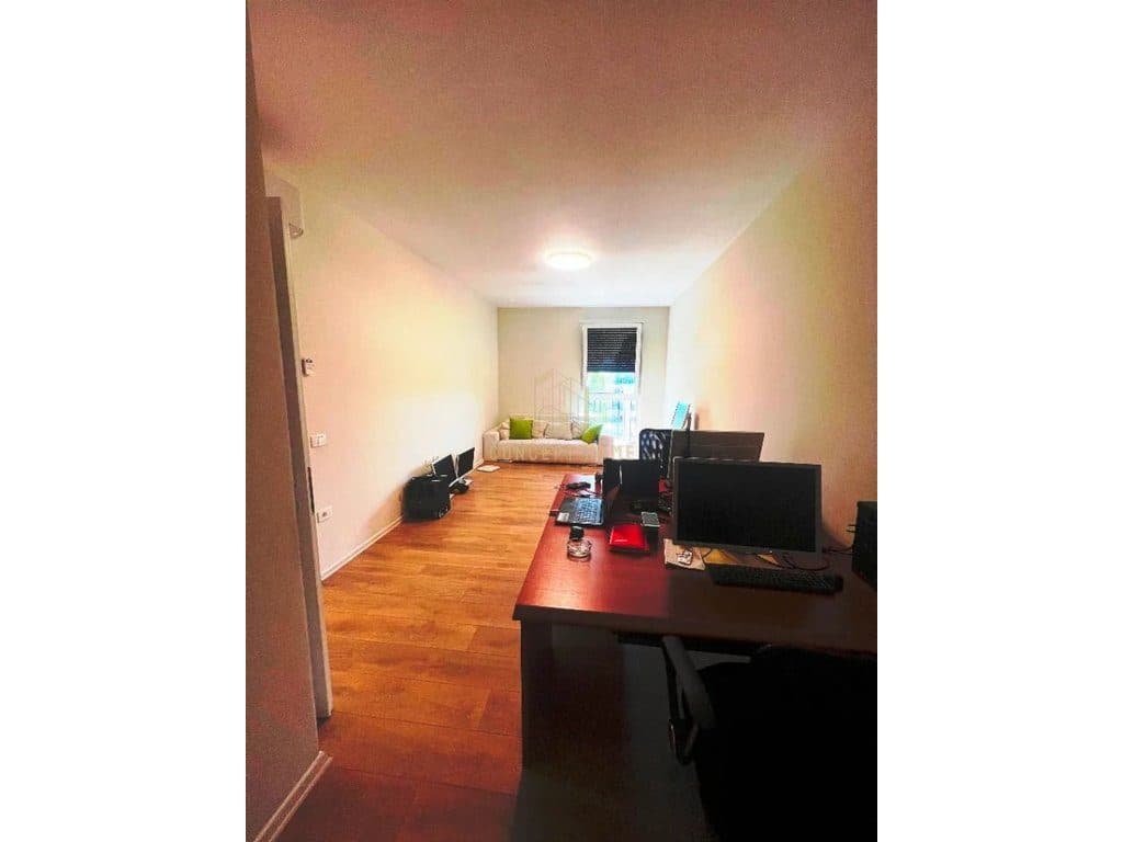 Jepet me qera ambient biznesi tek Komuna e Parisit. 3