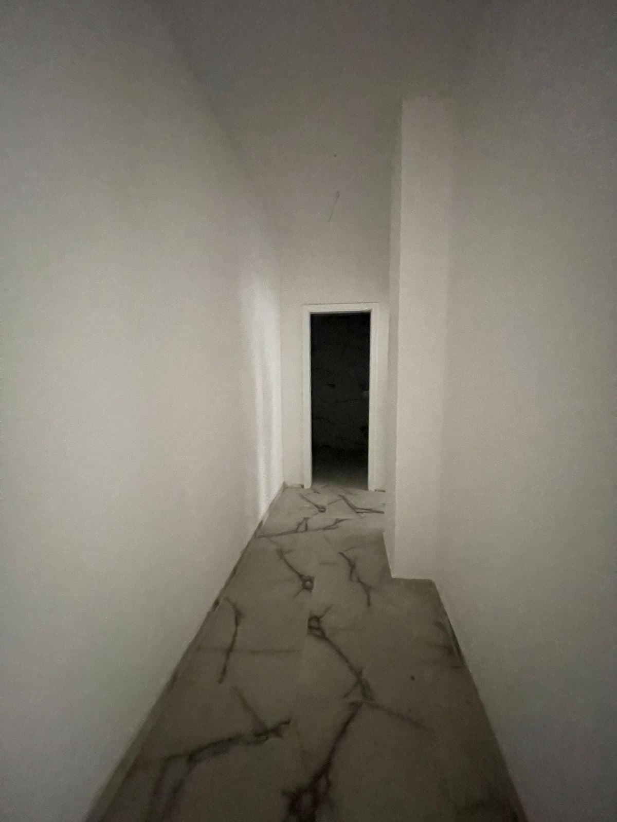 Shitet apartament 2+1+2 + post parkimi tek Liqeni Thate