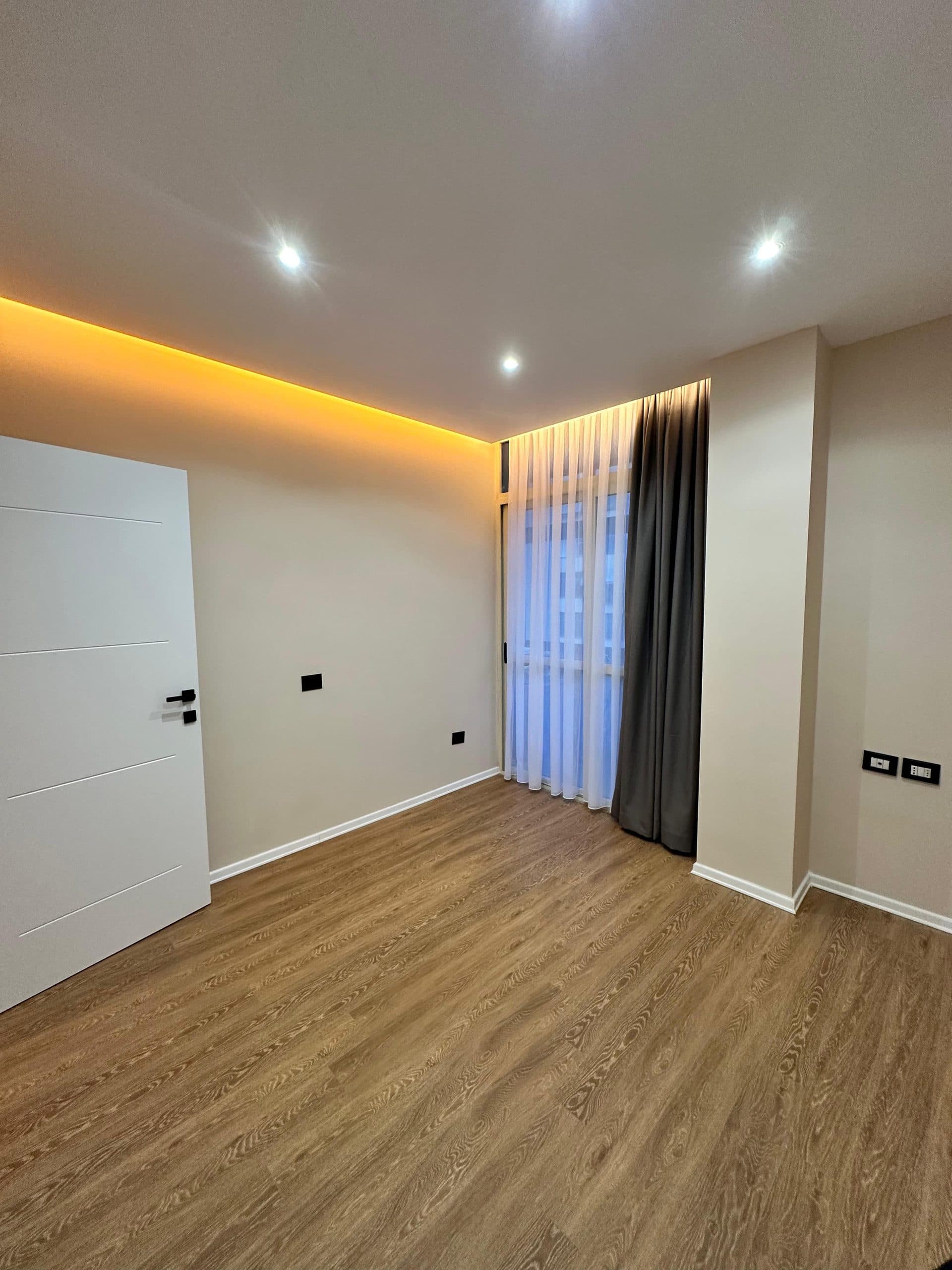 Shitet apartament 2+1 tek 21 Dhjetori | 180.000 € 3
