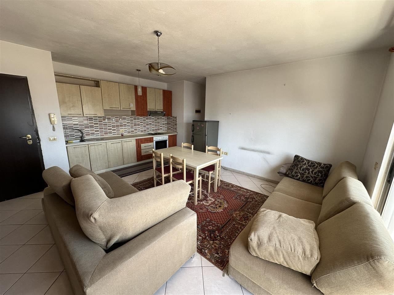Apartament 1+1 me qira në Komunën e Parisit, Tiranë - 450€ | në katin e 6-të
