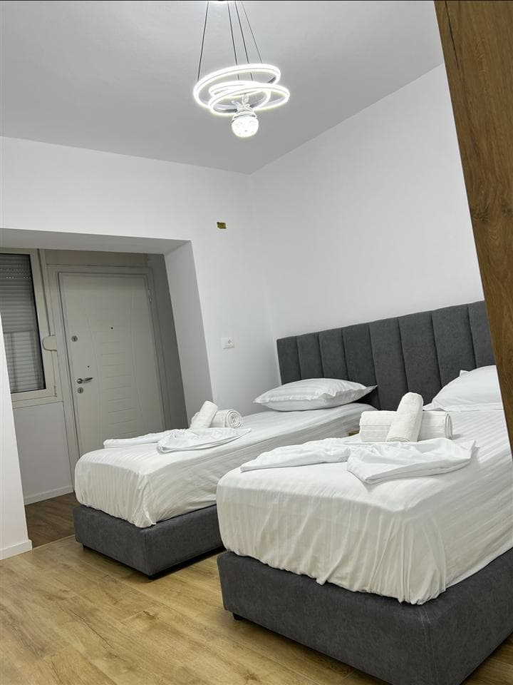 Shitet apartament 2+1 tek Rruga e Kavajes 2