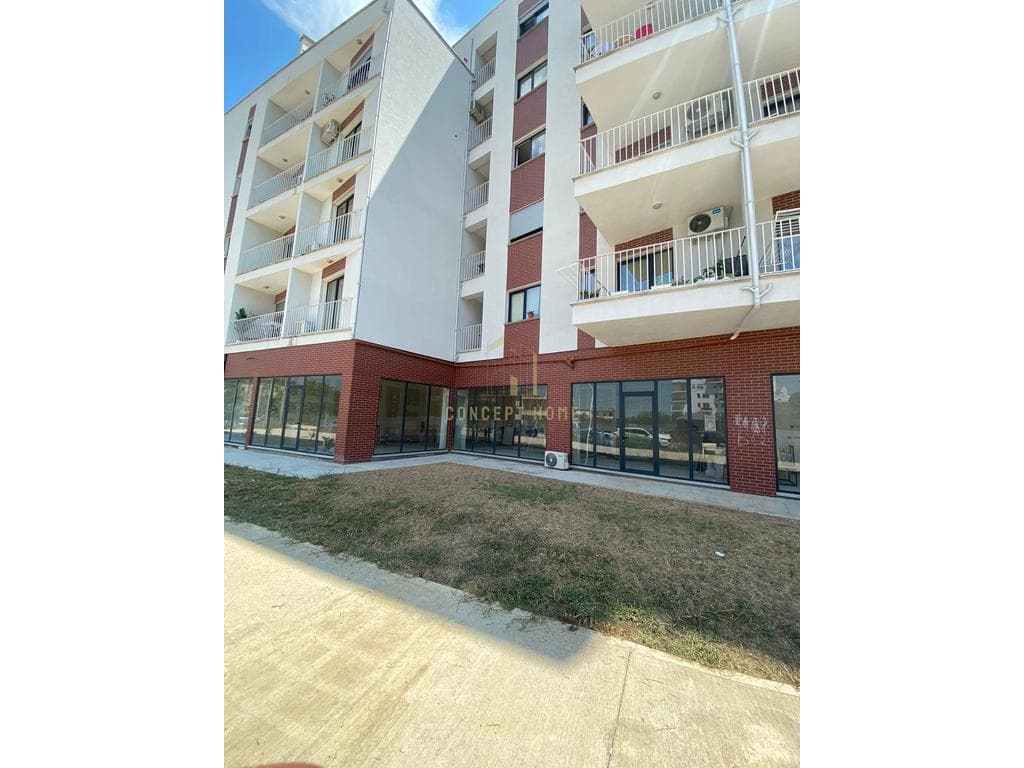 Jepet Dyqan me qera Tek Rezidenca Klensi - Siperfaqja e dyqanit: 145m2 - Kati: 0 - Tualet • Kondicioner Vendodhja: ASTIR Cmimi: 600 euro 4